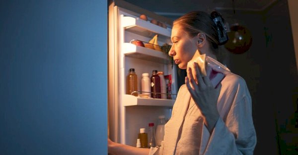 白天沒胃口晚上狂吃？不只是太餓！3招擺脫宵夜惡性循環紓壓不憂鬱 文/ 周伯翰醫師