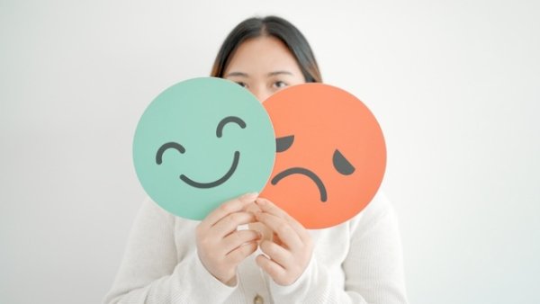 誤診率高達7成！醫整理躁鬱症10大關鍵指標：大吃大喝、嗜睡又低落，恐不只是憂鬱症