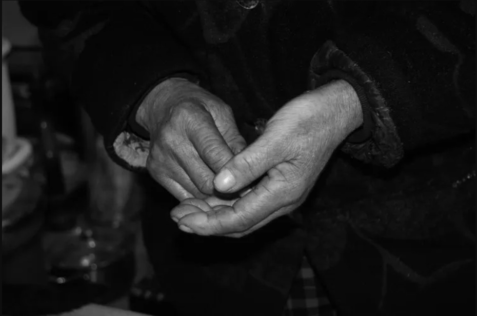 不只手抖！72歲帕金森患者重度憂鬱臥床不語　靠磁刺激治療重拾笑容